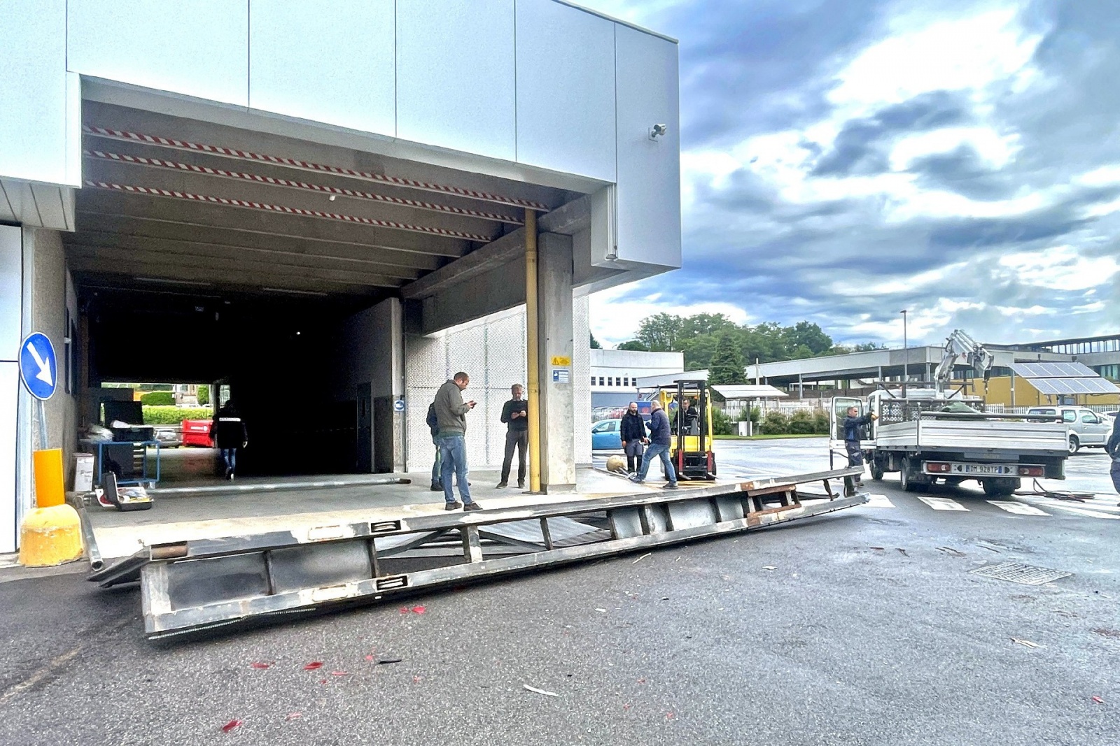 BRUNELLO. FURTO DITTA ELMEC INFORMATICA. SFONDATO IL CANCELLO DOPO AVER BLOCCATO LA STRADA CON VARI MEZZI. NELLA FOTO GLI OPERAI RIMUOVONO IL CANCELLO SFONDATO