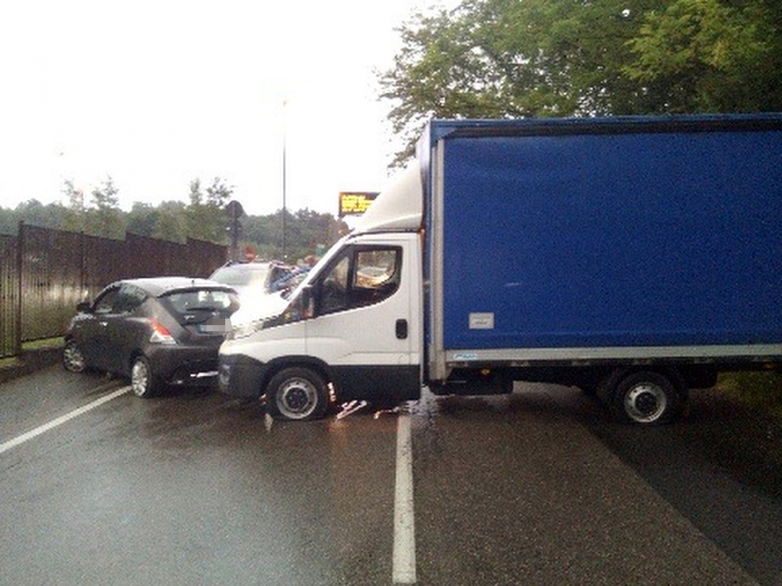 BRUNELLO. FURTO DITTA ELMEC INFORMATICA. SFONDATO IL CANCELLO DOPO AVER BLOCCATO LA STRADA CON VARI MEZZI. NELLA FOTO I MEZZI USATI PER BLOCCARE LA STRADA