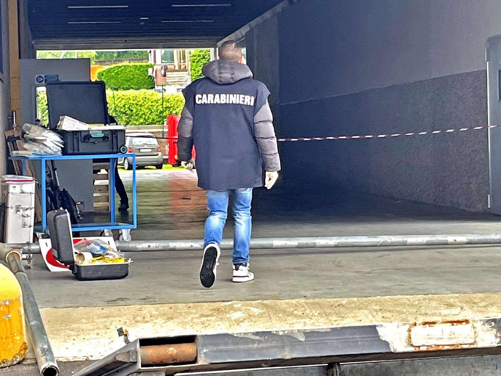 BRUNELLO. FURTO DITTA ELMEC INFORMATICA. SFONDATO IL CANCELLO DOPO AVER BLOCCATO LA STRADA CON VARI MEZZI. NELLA FOTO