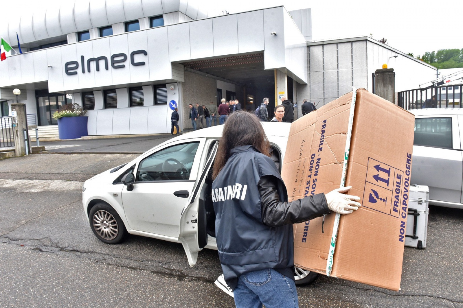 BRUNELLO. FURTO DITTA ELMEC INFORMATICA. SFONDATO IL CANCELLO DOPO AVER BLOCCATO LA STRADA CON VARI MEZZI. NELLA FOTO