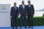 Mathias Norman, segretario generale Ocs/Oecd, al G7 Economia e Finanze, hand shake e foto family con il ministro dell'Economia e Finanze italiano, Giancarlo Giorgetti, e il Governatore della Banca d’Italia Fabio Panetta, a Stresa (Vb), 24 maggio 2024 ANSA