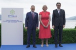 Lindsay Whyte, del governo tecnico della Gran Bretagna, G7 Economia e Finanze, hand shake e foto family con il ministro dell'Economia e Finanze italiano, Giancarlo Giorgetti, e il Governatore della Banca d’Italia Fabio Panetta, a Stresa (Vb), 24 maggio 20