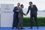 Kazuo Ueda, governatore Banca Centrale Giappone, al G7 Economia e Finanze, hand shake e foto family con il ministro dell'Economia e Finanze italiano, Giancarlo Giorgetti, e il Governatore della Banca d’Italia Fabio Panetta, a Stresa (Vb), 24 maggio 2024 A