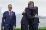 Christian Lindner, Ministro Economia e Finanze Germania, al G7 Economia e Finanze, hand shake e foto family con il ministro dell'Economia e Finanze italiano, Giancarlo Giorgetti, e il Governatore della Banca d’Italia Fabio Panetta, a Stresa (Vb), 24 maggi