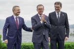 Francois Villeroy de Galhau, governatore Banca di Francia, al G7 Economia e Finanze, hand shake e foto family con il ministro dell'Economia e Finanze italiano, Giancarlo Giorgetti, e il Governatore della Banca d’Italia Fabio Panetta, a Stresa (Vb), 24 mag