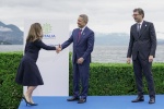 Chrystia Freeland, Ministro Economia e Finanze Canada, al G7 Economia e Finanze, hand shake e foto family con il ministro dell'Economia e Finanze italiano, Giancarlo Giorgetti, e il Governatore della Banca d’Italia Fabio Panetta, a Stresa (Vb), 24 maggio 