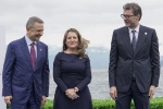 Chrystia Freeland, Ministro Economia e Finanze Canada, al G7 Economia e Finanze, hand shake e foto family con il ministro dell'Economia e Finanze italiano, Giancarlo Giorgetti, e il Governatore della Banca d’Italia Fabio Panetta, a Stresa (Vb), 24 maggio 