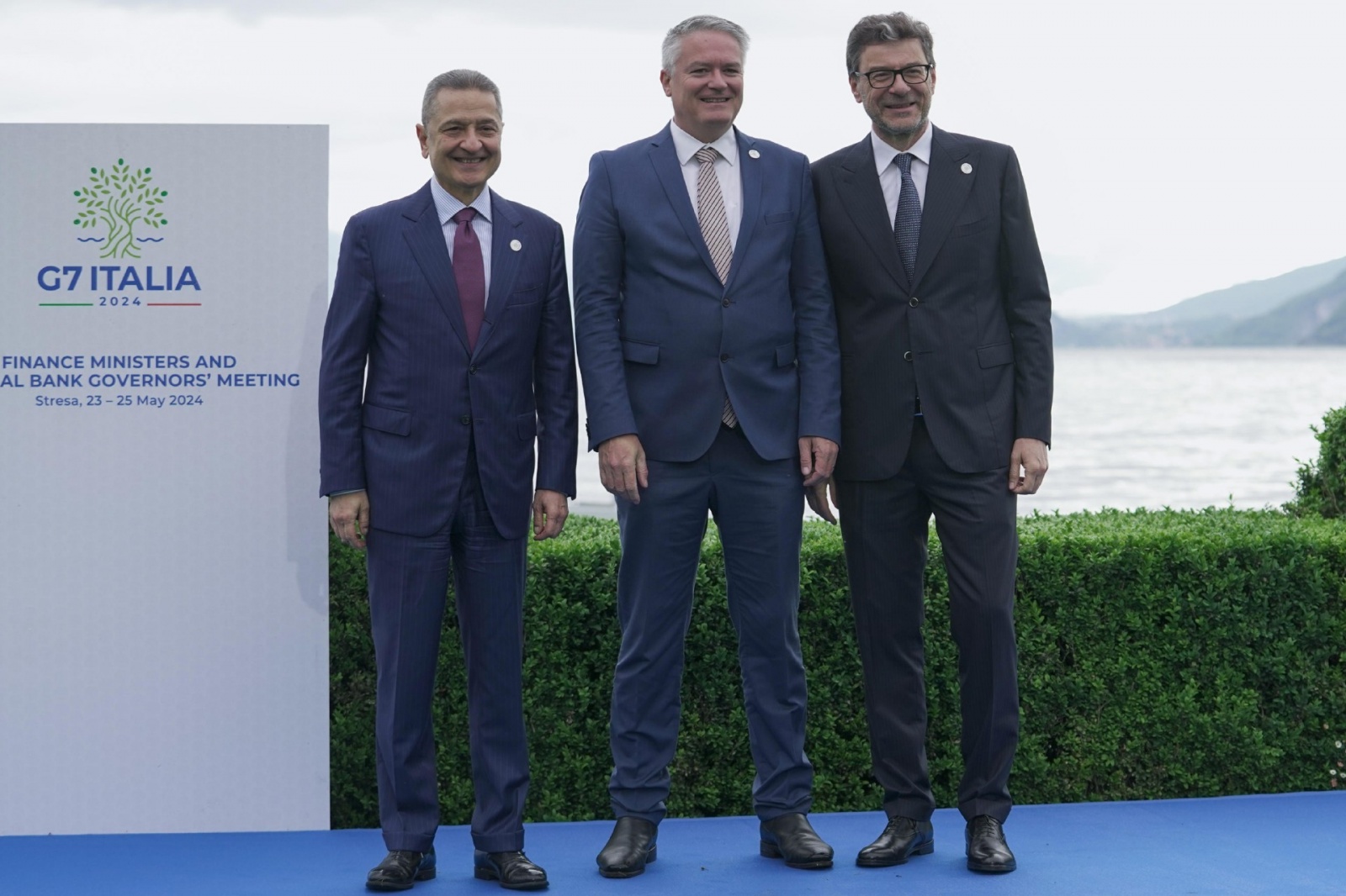 Mathias Norman, segretario generale Ocs/Oecd, al G7 Economia e Finanze, hand shake e foto family con il ministro dell'Economia e Finanze italiano, Giancarlo Giorgetti, e il Governatore della Banca d’Italia Fabio Panetta, a Stresa (Vb), 24 maggio 2024 ANSA