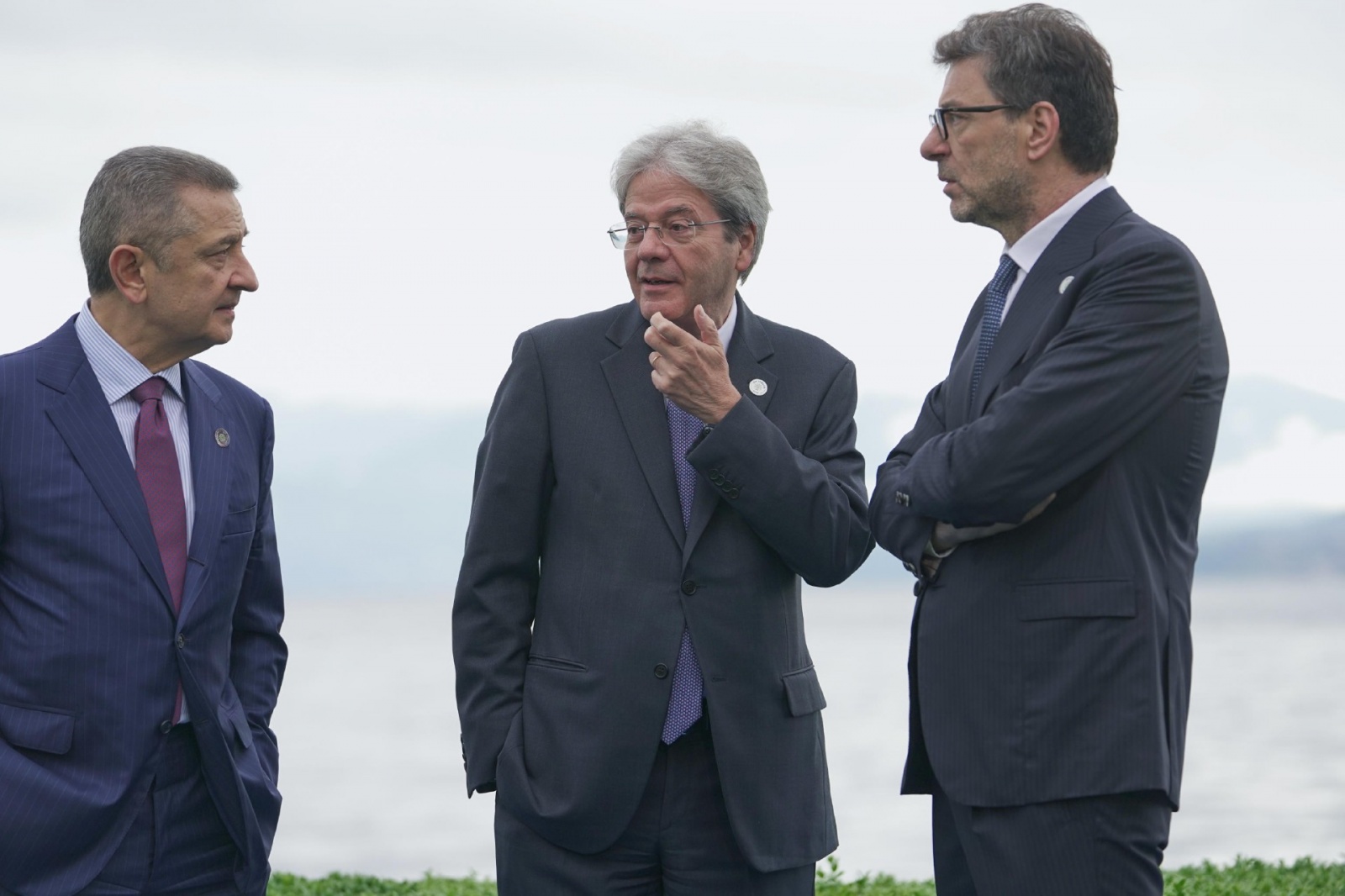 Paolo Gentiloni, Commissario europeo per gli affari economici e monetari, al G7 Economia e Finanze, hand shake e foto family con il ministro dell'Economia e Finanze italiano, Giancarlo Giorgetti, e il Governatore della Banca d’Italia Fabio Panetta, a Stre