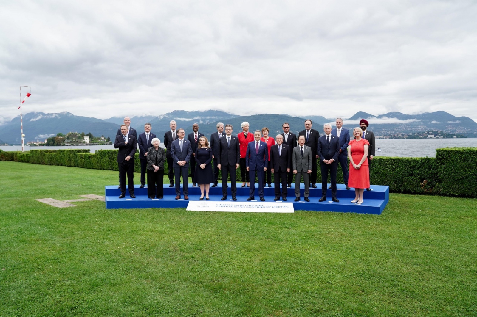 G7 Economia e Finanze, hand shake e foto family con il ministro dell'Economia e Finanze italiano, Giancarlo Giorgetti, e il Governatore della Banca d’Italia Fabio Panetta, a Stresa (Vb), 24 maggio 2024 ANSA/JESSICA PASQUALON