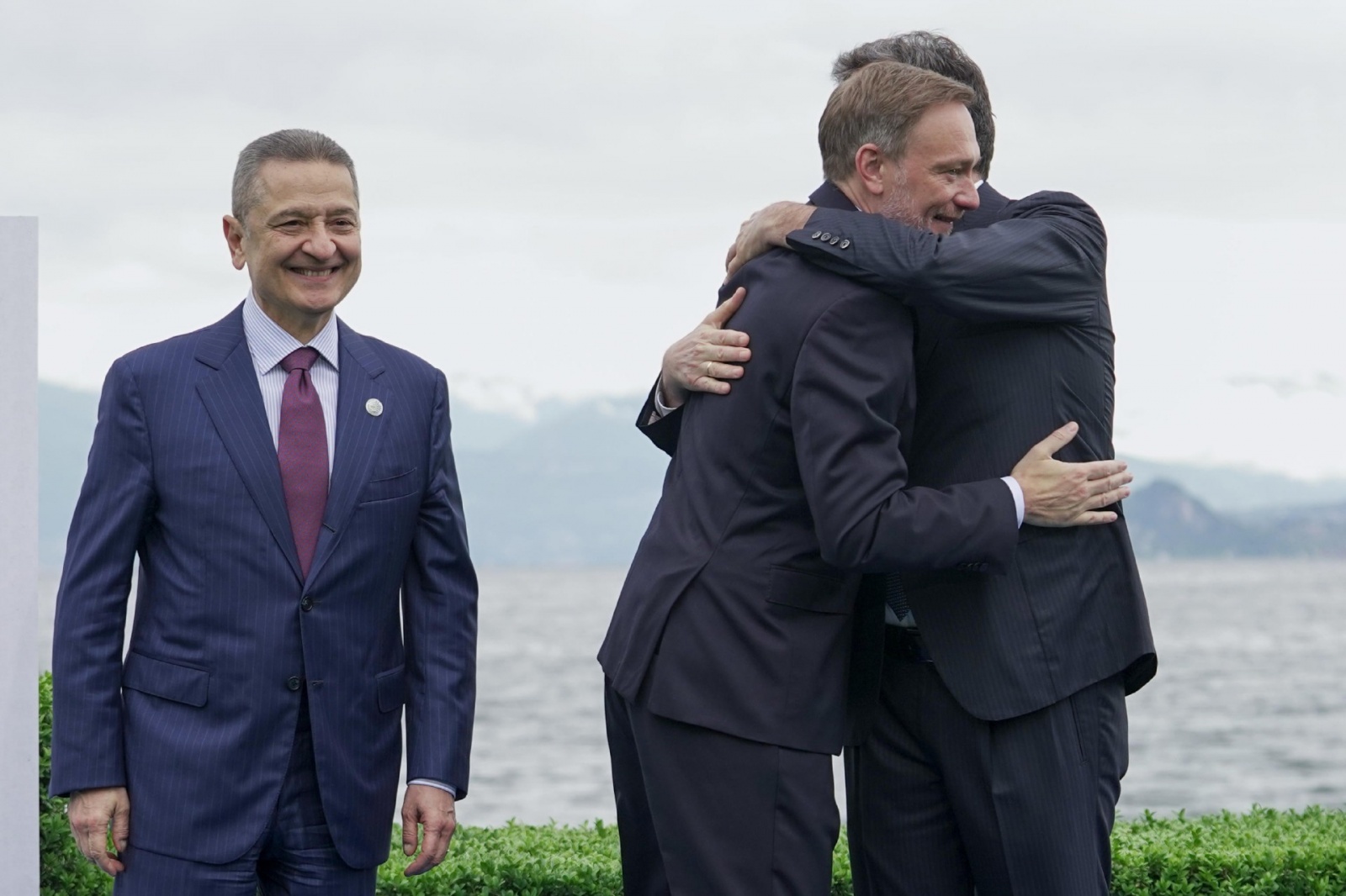 Christian Lindner, Ministro Economia e Finanze Germania, al G7 Economia e Finanze, hand shake e foto family con il ministro dell'Economia e Finanze italiano, Giancarlo Giorgetti, e il Governatore della Banca d’Italia Fabio Panetta, a Stresa (Vb), 24 maggi