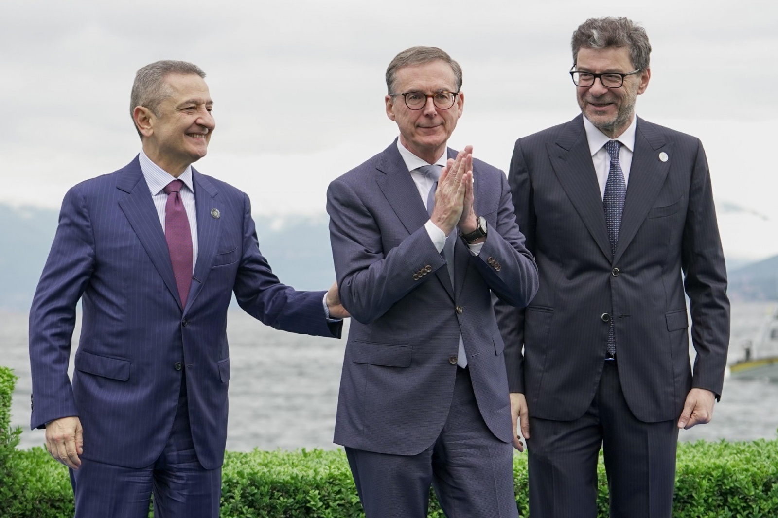 Francois Villeroy de Galhau, governatore Banca di Francia, al G7 Economia e Finanze, hand shake e foto family con il ministro dell'Economia e Finanze italiano, Giancarlo Giorgetti, e il Governatore della Banca d’Italia Fabio Panetta, a Stresa (Vb), 24 mag