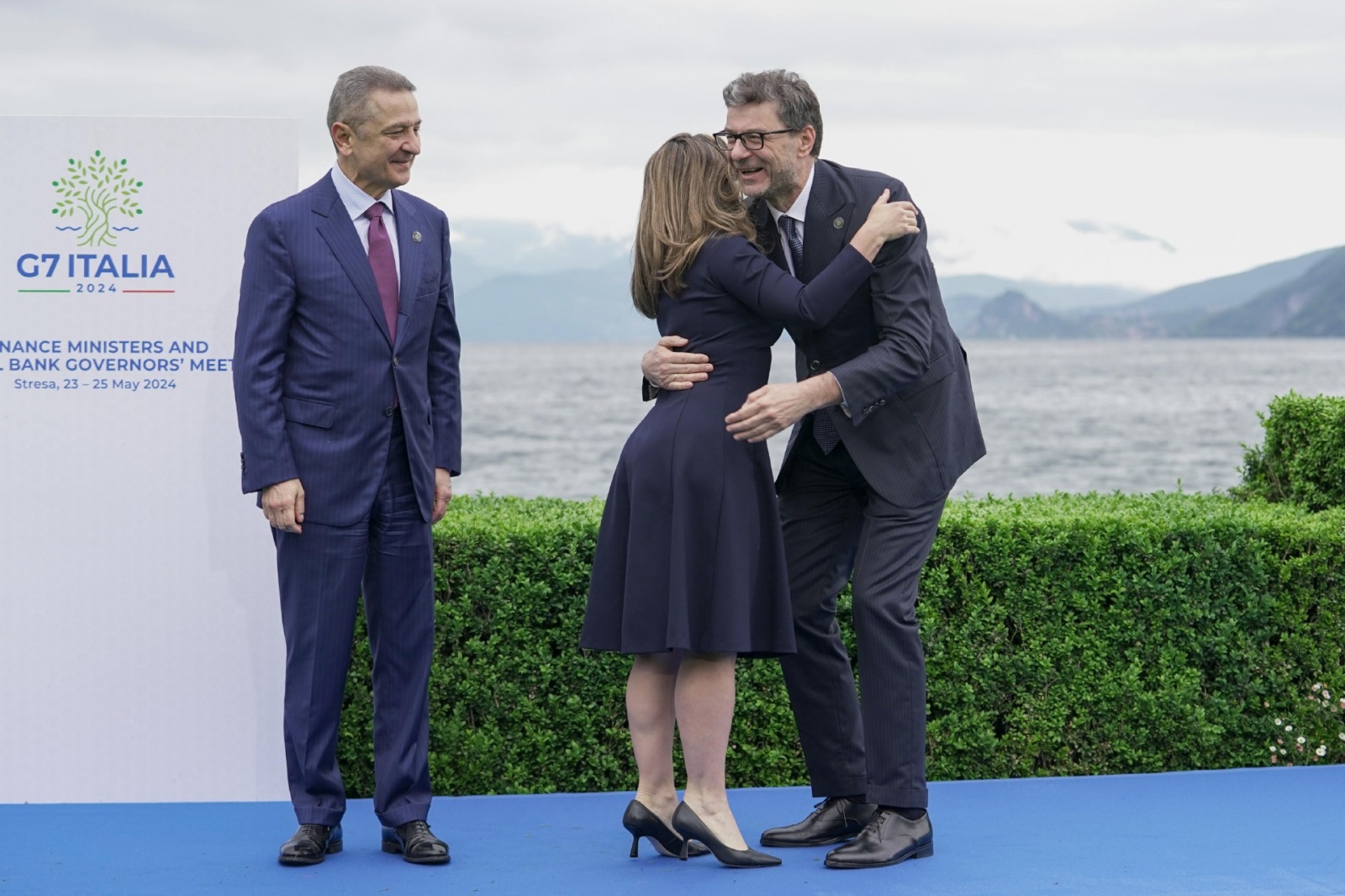 Chrystia Freeland, Ministro Economia e Finanze Canada, al G7 Economia e Finanze, hand shake e foto family con il ministro dell'Economia e Finanze italiano, Giancarlo Giorgetti, e il Governatore della Banca d’Italia Fabio Panetta, a Stresa (Vb), 24 maggio 
