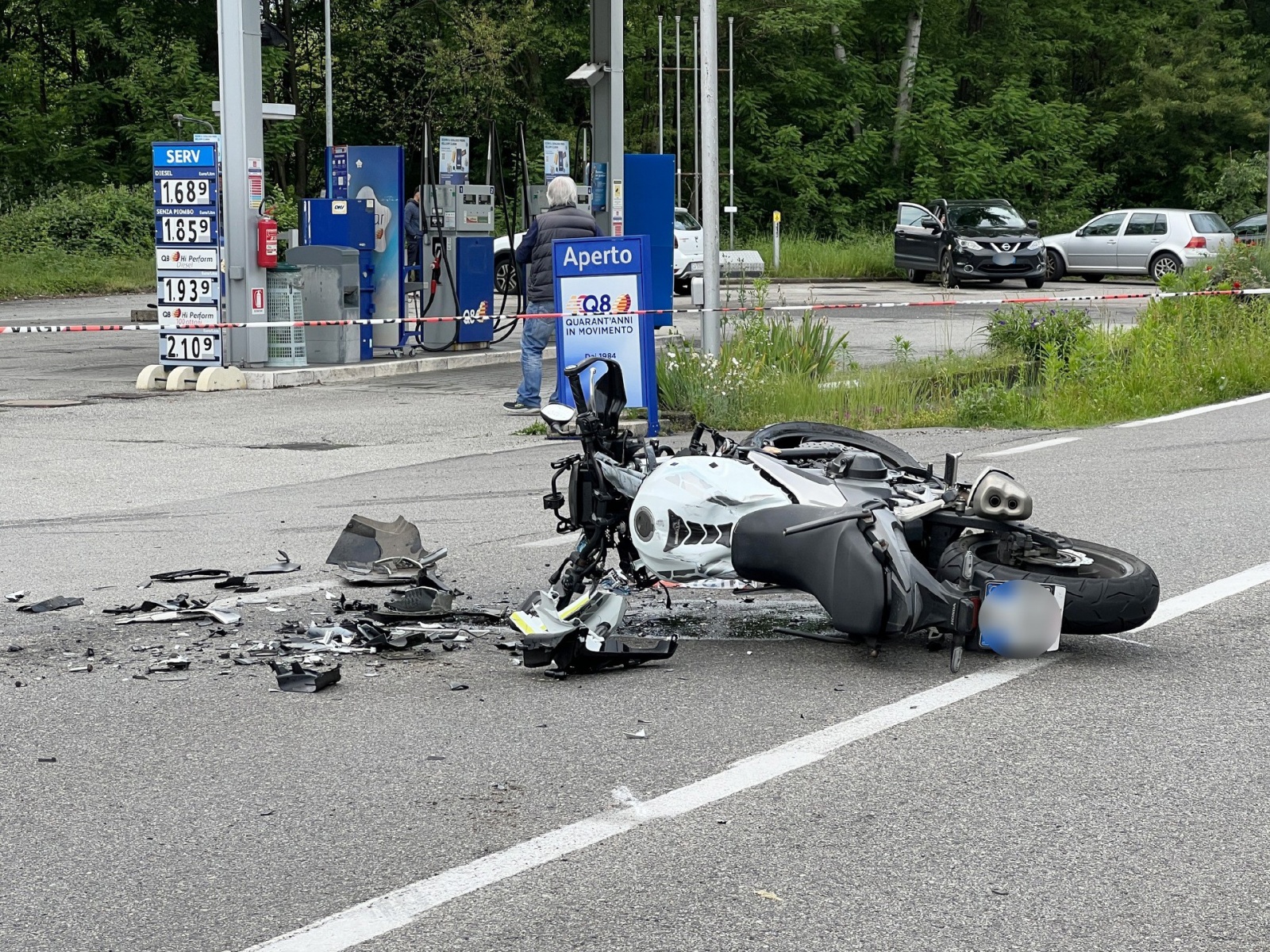 BREBBIA INCIDENTE AUTO MOTO ALTEZZA BENZINAIO Q8 SP69 DECEDUTA RAGAZZI DI 21 ANNI MOTOCICLISTA