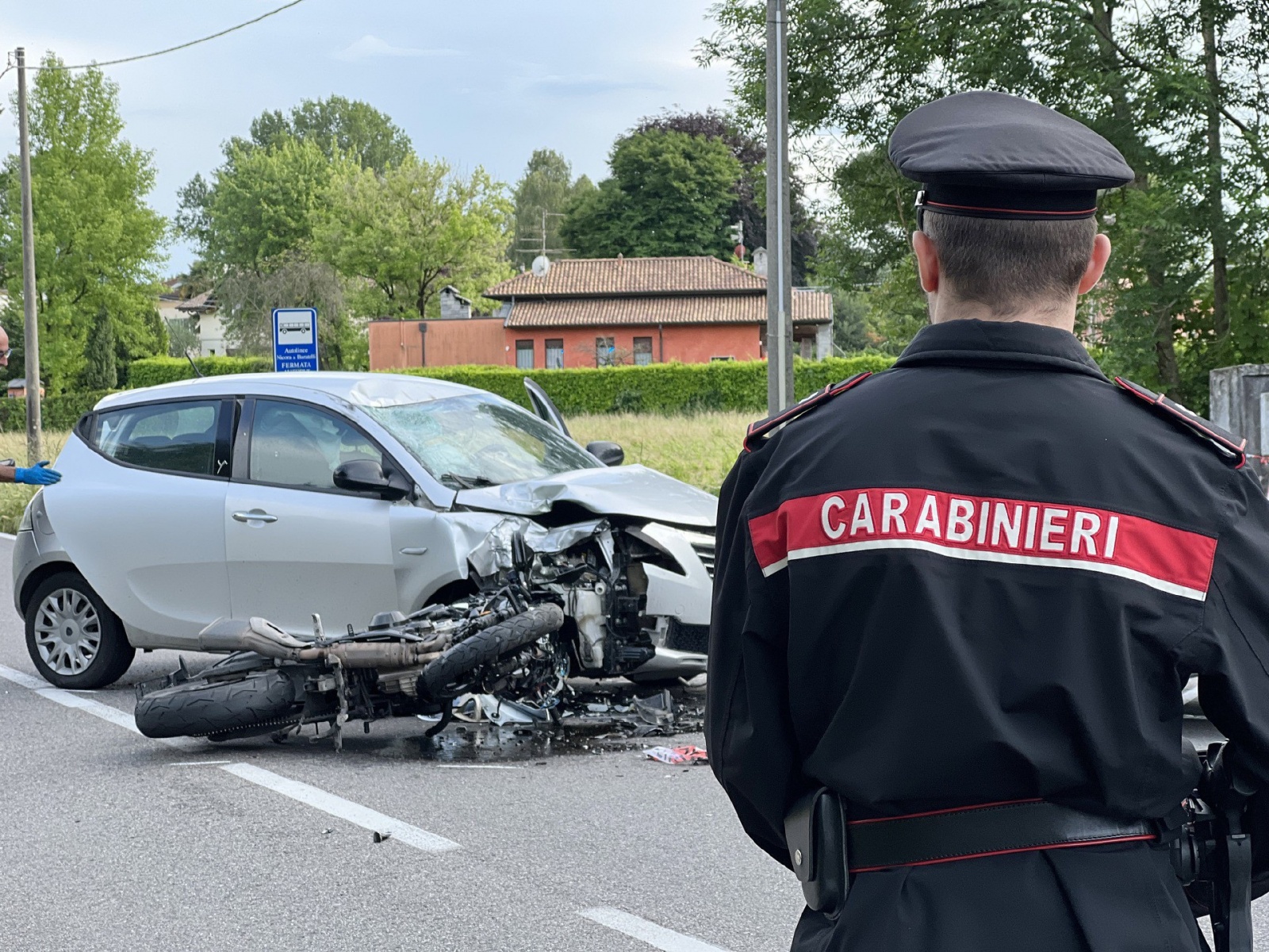 BREBBIA INCIDENTE AUTO MOTO ALTEZZA BENZINAIO Q8 SP69 DECEDUTA RAGAZZI DI 21 ANNI MOTOCICLISTA