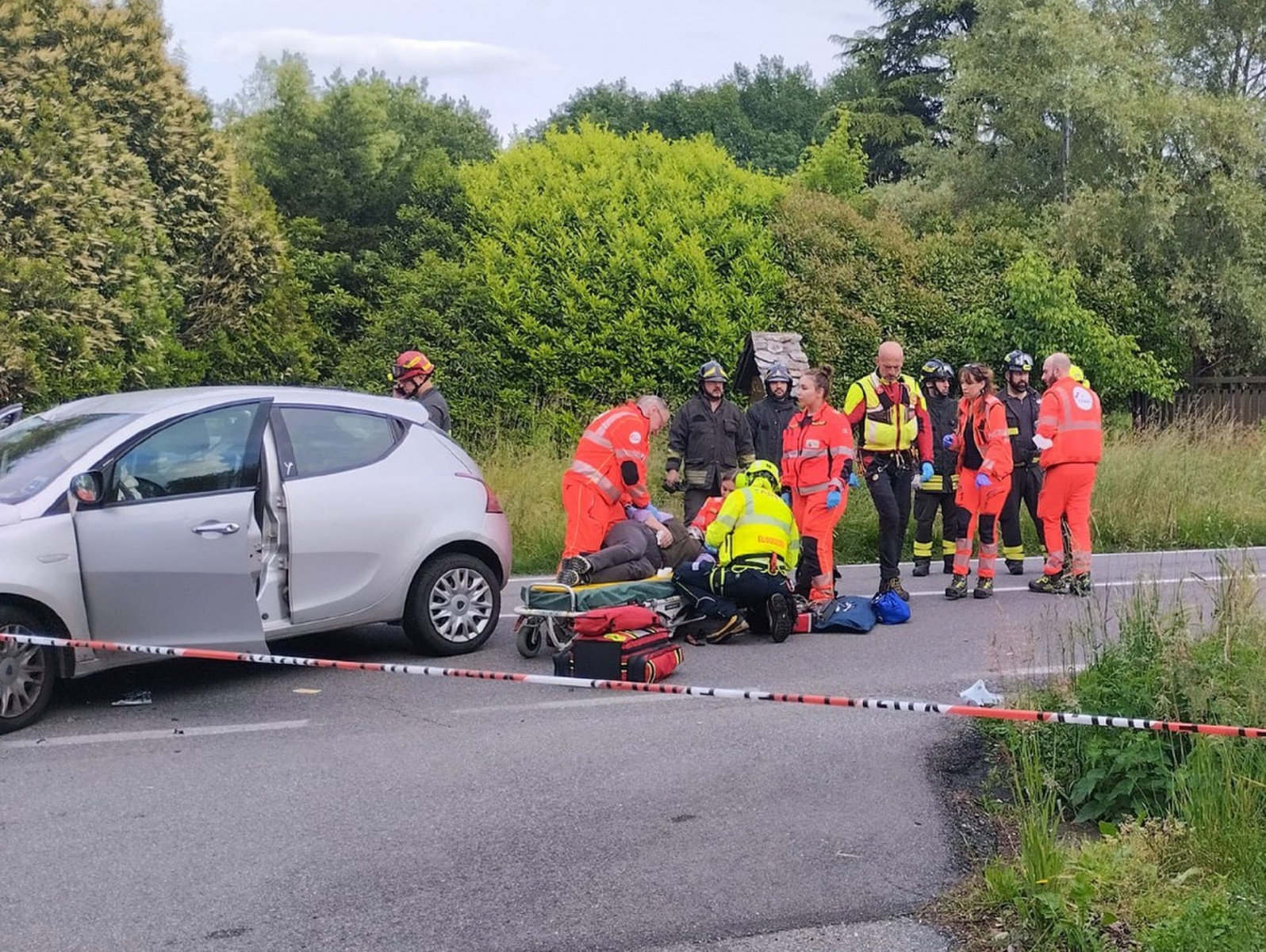BREBBIA INCIDENTE AUTO MOTO ALTEZZA BENZINAIO Q8 SP69 DECEDUTA RAGAZZI DI 21 ANNI MOTOCICLISTA