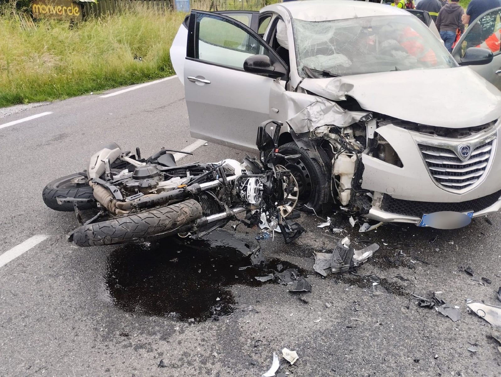 BREBBIA INCIDENTE AUTO MOTO ALTEZZA BENZINAIO Q8 SP69 DECEDUTA RAGAZZI DI 21 ANNI MOTOCICLISTA