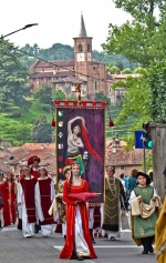 CASTIGLIONE OLONA. PALIO DEI CASTELLI 2024 NELLA FOTO SFILATA CORTEO STORICO ARRIVO AL CASTELLO DI MONTERUZZO, IL PALIO
