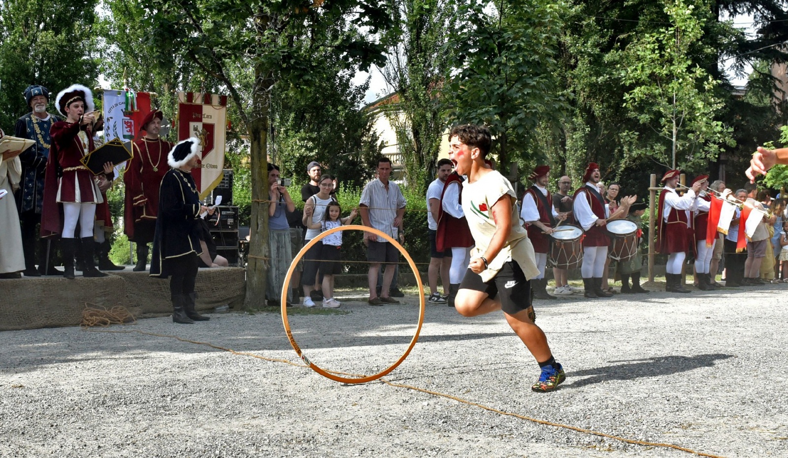 CASTIGLIONE OLONA. PALIO DEI CASTELLI 2024 NELLA FOTO CORSA CERCHI ARRIVO VINCITORE