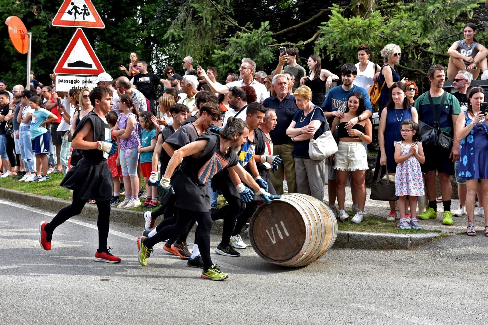 CASTIGLIONE OLONA. PALIO DEI CASTELLI 2024 NELLA FOTO PROVA CORSA BOTTI