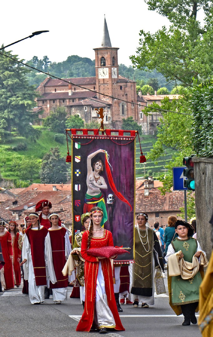 CASTIGLIONE OLONA. PALIO DEI CASTELLI 2024 NELLA FOTO SFILATA CORTEO STORICO ARRIVO AL CASTELLO DI MONTERUZZO, IL PALIO