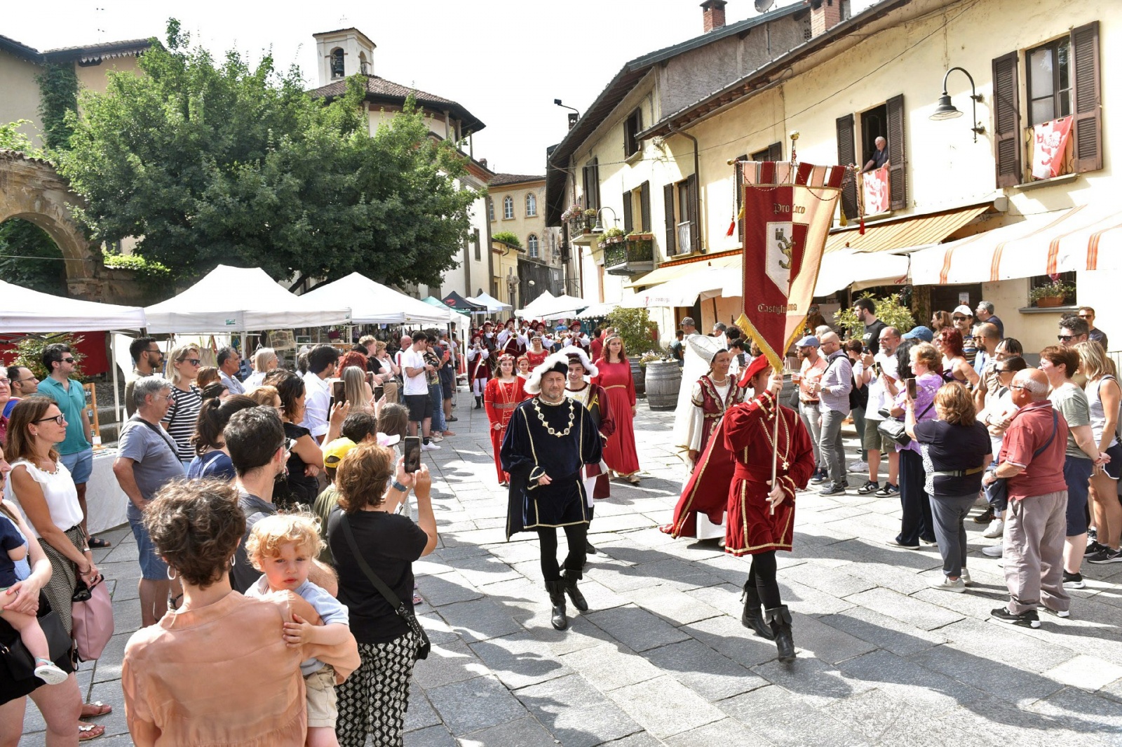 CASTIGLIONE OLONA. PALIO DEI CASTELLI 2024 NELLA FOTO SFILATA CORTEO STORICO