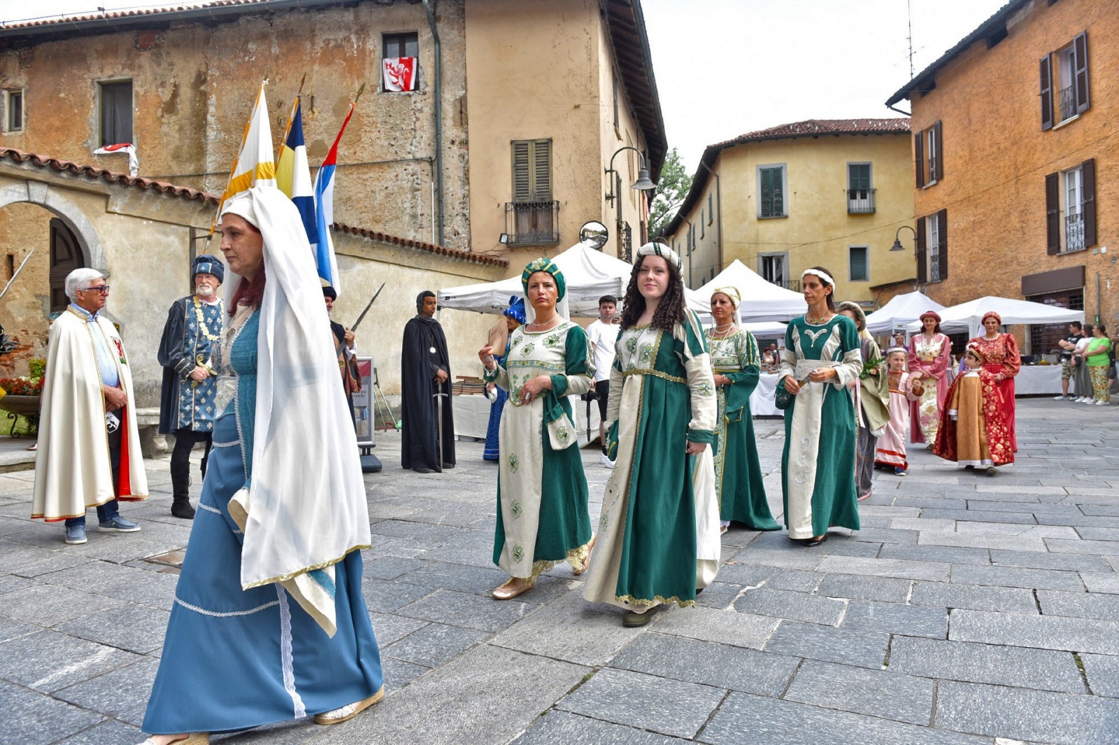 CASTIGLIONE OLONA. PALIO DEI CASTELLI 2024 NELLA FOTO SFILATA CORTEO STORICO