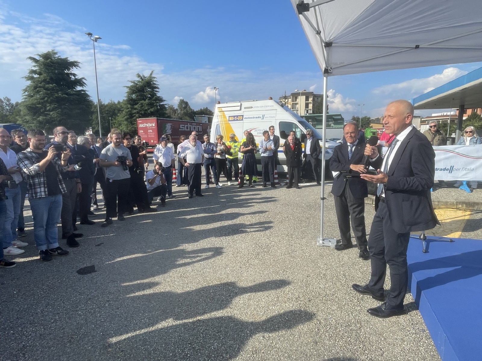 CASTRONNO. CERIMONIA PER CENTENARIO AUTOSTRADA MILANO VARESE ALLÕAREA DI SERVIZIO BRUGHIERA EST E SCOPERTURA INSTALLAZIONE DELLÕARTISTA MARTINOLI NELLA FOTO