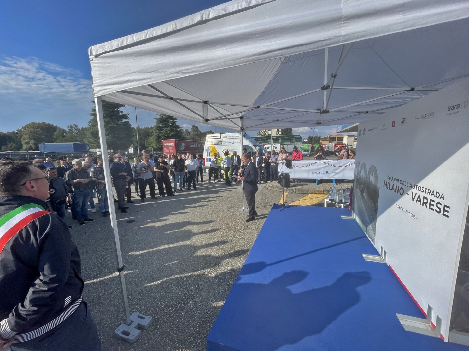 CASTRONNO. CERIMONIA PER CENTENARIO AUTOSTRADA MILANO VARESE ALL’AREA DI SERVIZIO BRUGHIERA EST E SCOPERTURA INSTALLAZIONE DELL’ARTISTA MARTINOLI NELLA FOTO