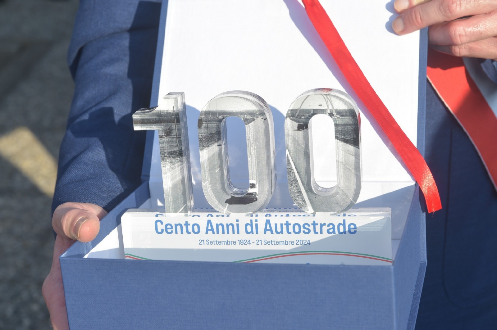 CASTRONNO. CERIMONIA PER CENTENARIO AUTOSTRADA MILANO VARESE ALLÕAREA DI SERVIZIO BRUGHIERA EST E SCOPERTURA INSTALLAZIONE DELLÕARTISTA MARTINOLI NELLA FOTO TARGA CONSEGNATA AI SINDACI