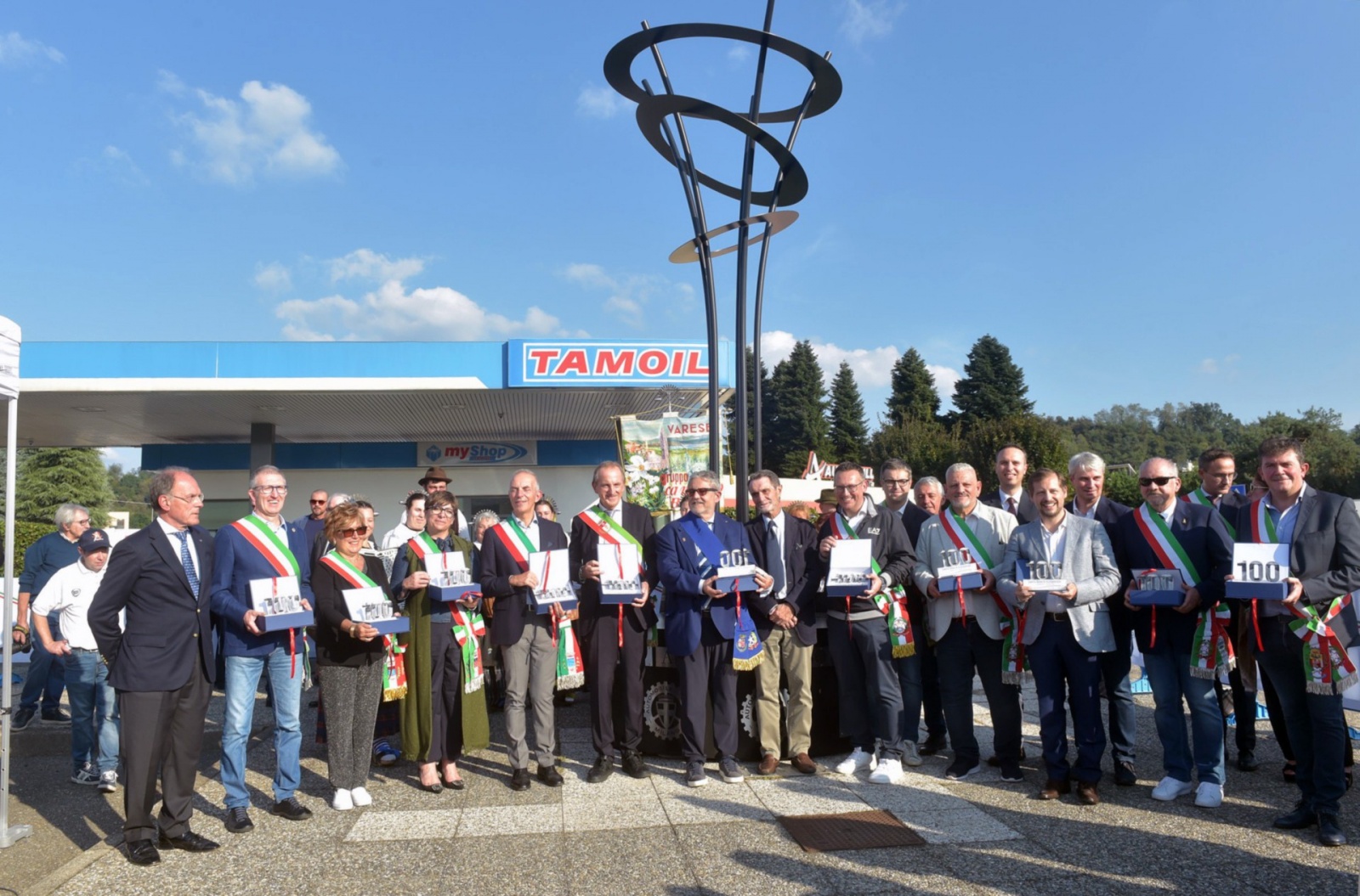CASTRONNO. CERIMONIA PER CENTENARIO AUTOSTRADA MILANO VARESE ALL’AREA DI SERVIZIO BRUGHIERA EST E SCOPERTURA INSTALLAZIONE DELL’ARTISTA MARTINOLI NELLA FOTO