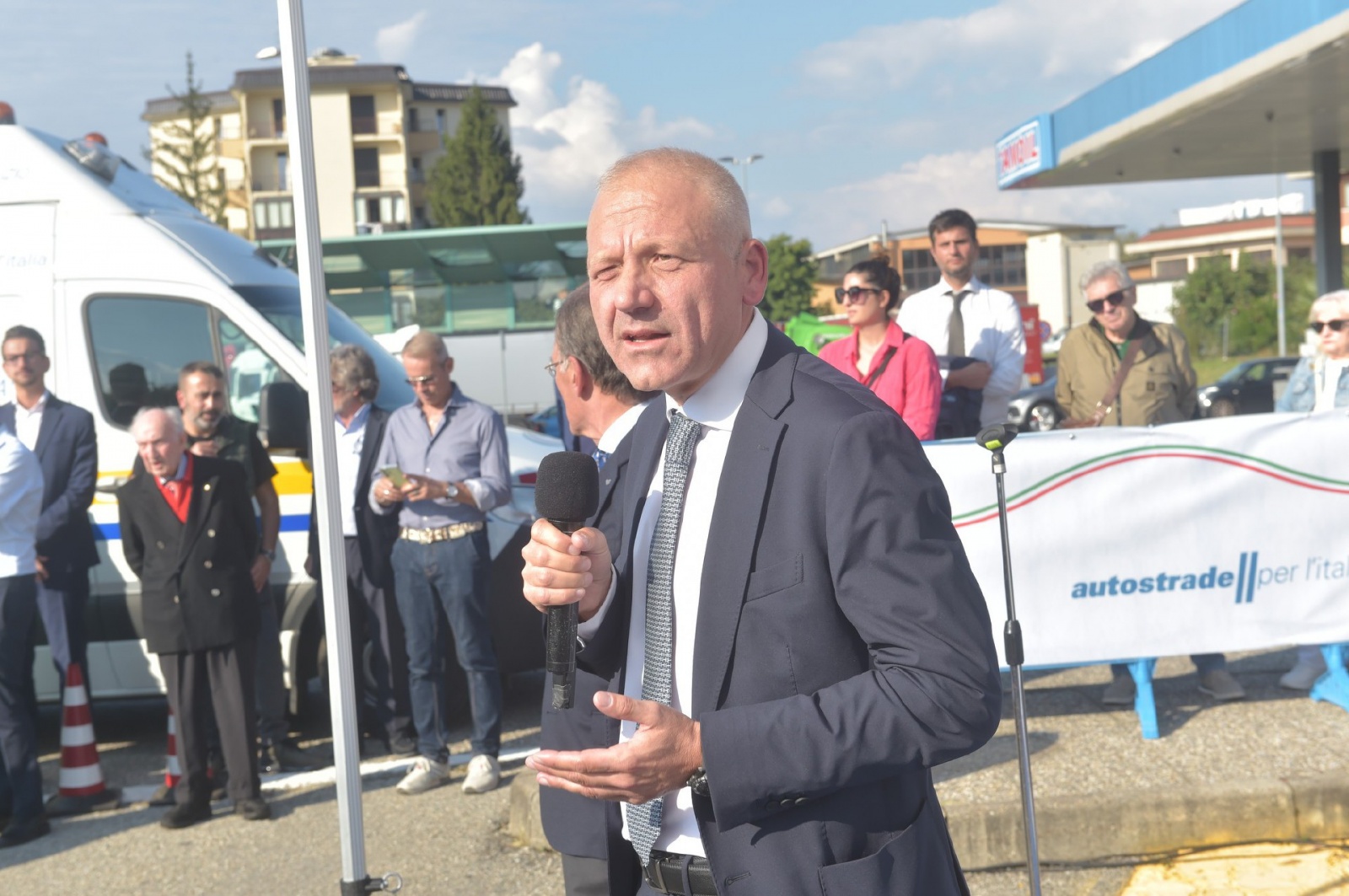 CASTRONNO. CERIMONIA PER CENTENARIO AUTOSTRADA MILANO VARESE ALLÕAREA DI SERVIZIO BRUGHIERA EST E SCOPERTURA INSTALLAZIONE DELLÕARTISTA MARTINOLI NELLA FOTO