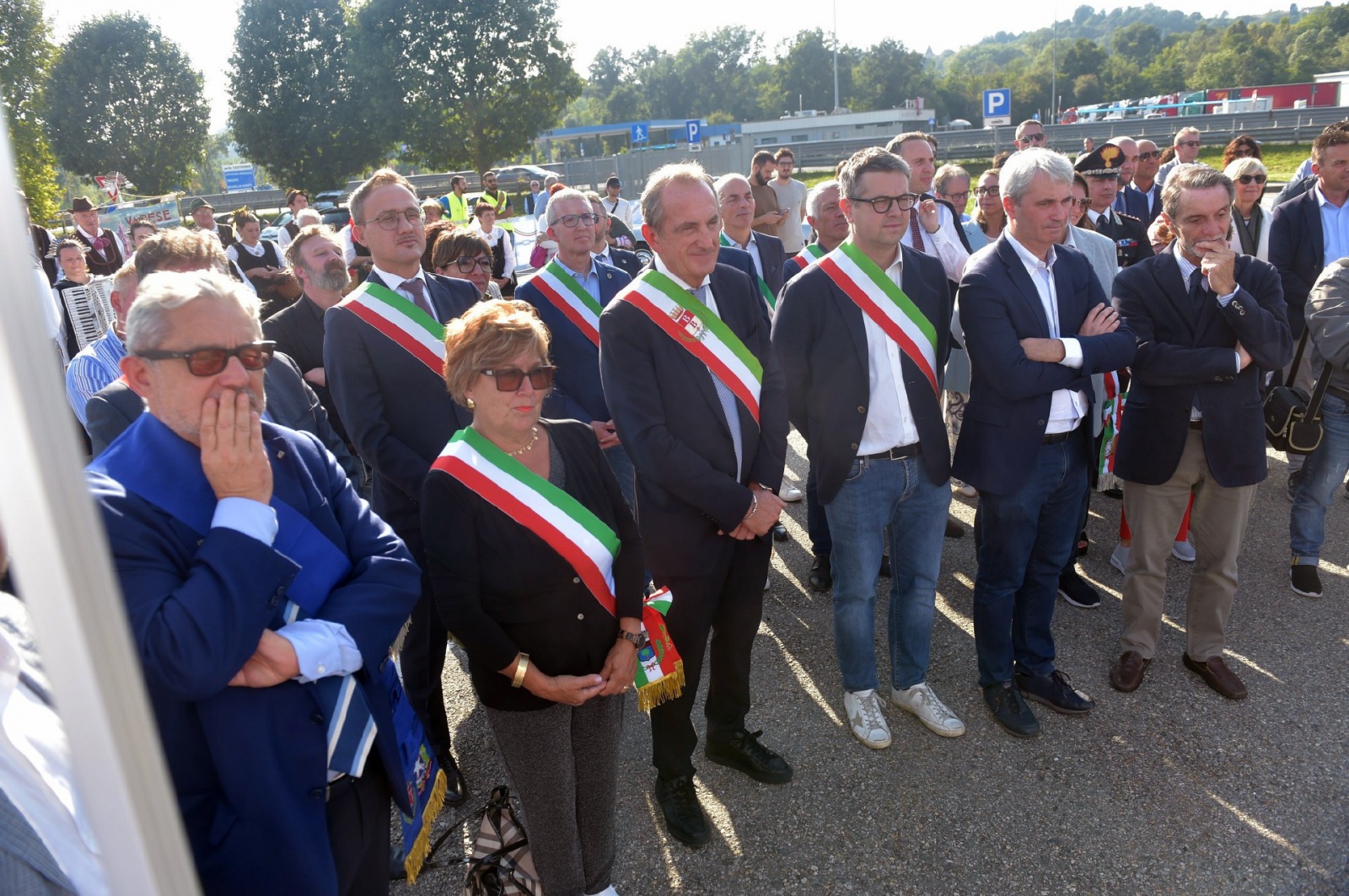 CASTRONNO. CERIMONIA PER CENTENARIO AUTOSTRADA MILANO VARESE ALL’AREA DI SERVIZIO BRUGHIERA EST E SCOPERTURA INSTALLAZIONE DELL’ARTISTA MARTINOLI NELLA FOTO SINDACI E AUTORITA’ PRESENTI