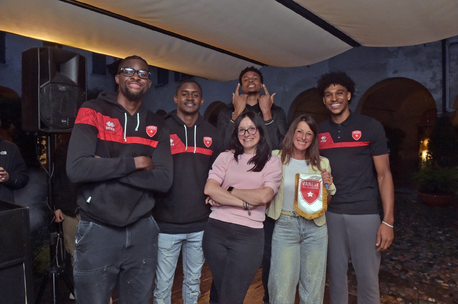 VARESE. PRESENTAZIONE OPENJOBMETIS PALLACANESTRO VARESE 2024 2025 AI TIFOSI AL CAFFEÕ BROLETTO NELLA FOTO DUE TIFOSE CON ALCUNI GIOCATORI
