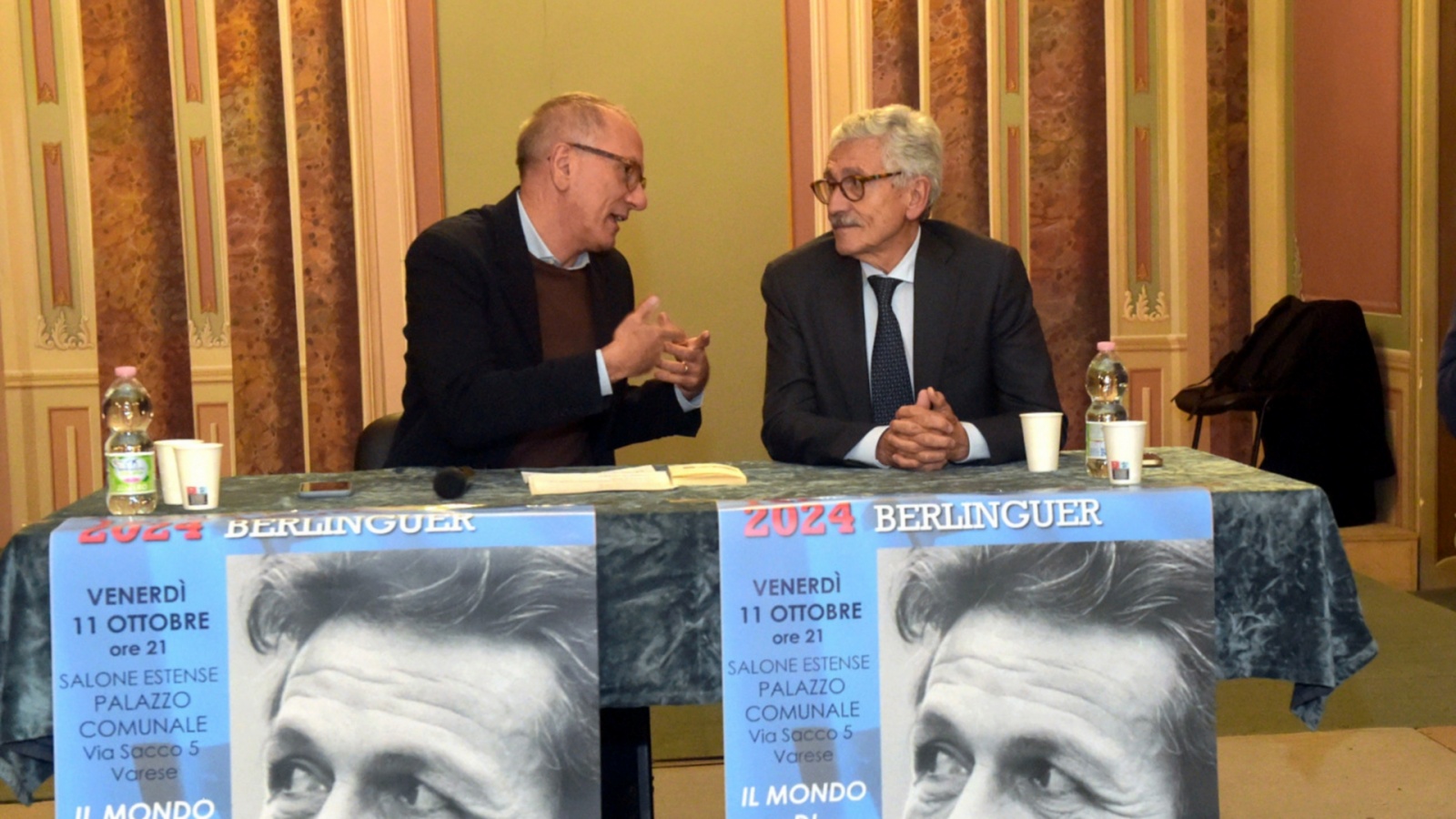 VARESE. MASSIMO D’ALEMA, EX PRESIDENTE DEL CONSIGLIO, A SALONE ESTENSE INTERVISTATO DA SILVESTRO PASCARELLA SU BERLINGUER NELLA FOTO