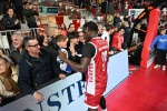 VARESE. BASKET LBA. OPENJOBMETIS VARESE-VIRTUS SEGAFREDO BOLOGNA NELLA FOTO ESULTANZA FINALE E GIOCATORI CHE SALUTANO TIFOSI ASSUI