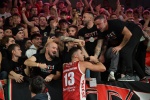 VARESE. BASKET LBA. OPENJOBMETIS VARESE-VIRTUS SEGAFREDO BOLOGNA NELLA FOTO ESULTANZA FINALE E GIOCATORI CHE SALUTANO TIFOSI LIBRIZZI IN CURVA CANTA