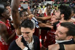 VARESE. BASKET LBA. OPENJOBMETIS VARESE-VIRTUS SEGAFREDO BOLOGNA NELLA FOTO ESULTANZA FINALE E GIOCATORI CHE SALUTANO TIFOSI E MANDOLE COMMOSSO ABBRACCIATO DA LEGOVICH