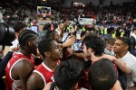 VARESE. BASKET LBA. OPENJOBMETIS VARESE-VIRTUS SEGAFREDO BOLOGNA NELLA FOTO ESULTANZA FINALE E GIOCATORI CHE SALUTANO TIFOSI