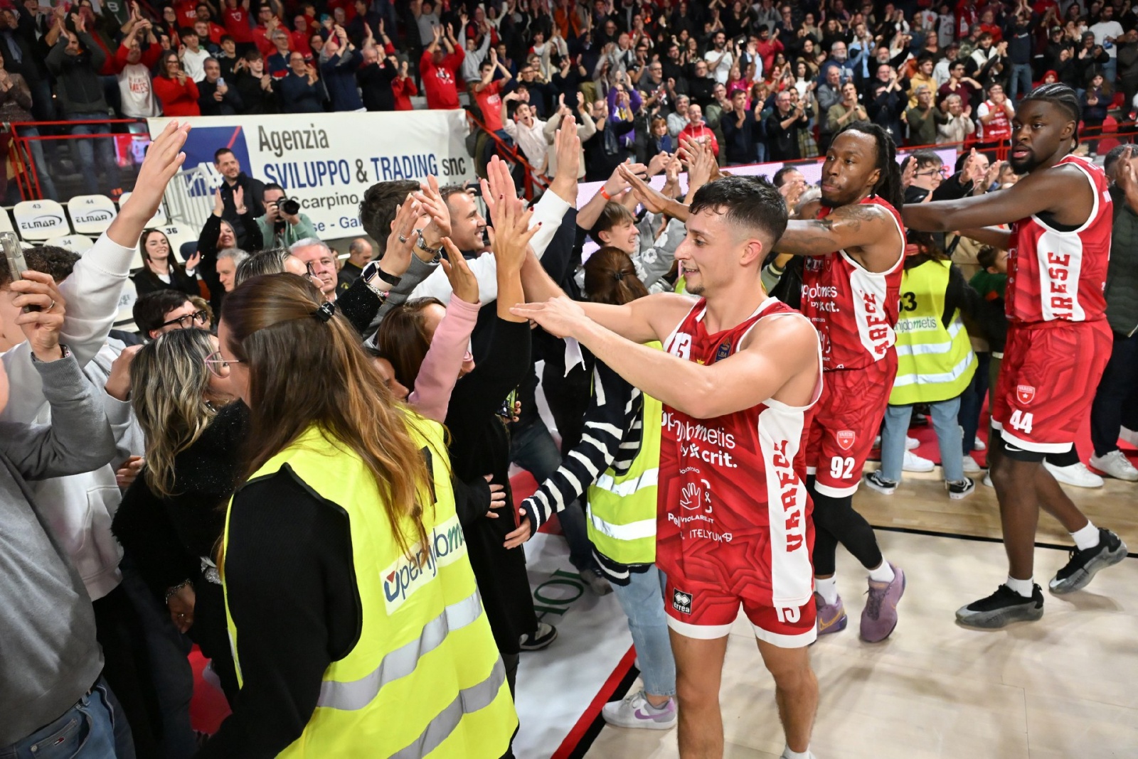 VARESE. BASKET LBA. OPENJOBMETIS VARESE-VIRTUS SEGAFREDO BOLOGNA NELLA FOTO ESULTANZA FINALE E GIOCATORI CHE SALUTANO TIFOSI
