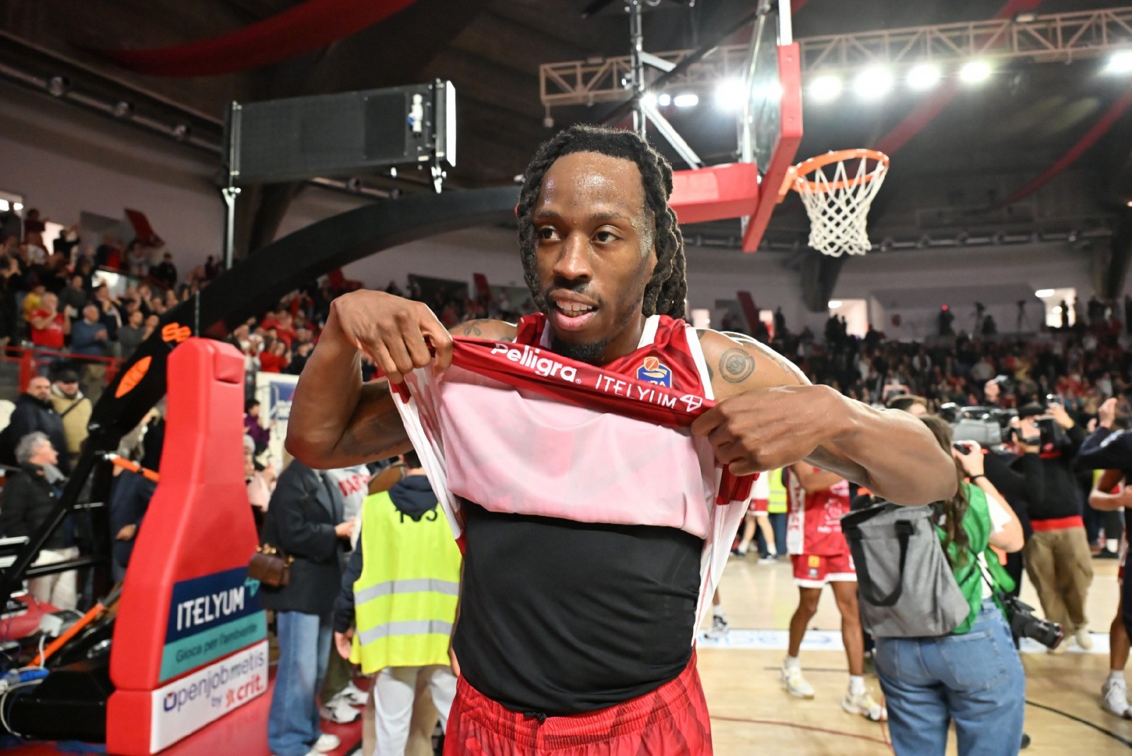 VARESE. BASKET LBA. OPENJOBMETIS VARESE-VIRTUS SEGAFREDO BOLOGNA NELLA FOTO ESULTANZA FINALE E GIOCATORI CHE SALUTANO TIFOSI JOHNSON