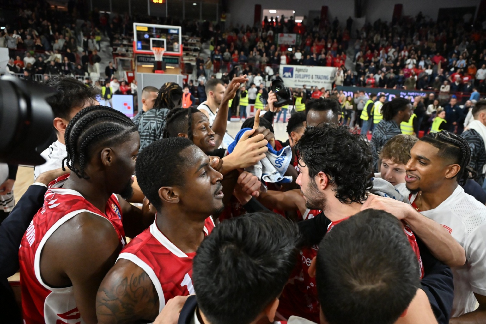 VARESE. BASKET LBA. OPENJOBMETIS VARESE-VIRTUS SEGAFREDO BOLOGNA NELLA FOTO ESULTANZA FINALE E GIOCATORI CHE SALUTANO TIFOSI