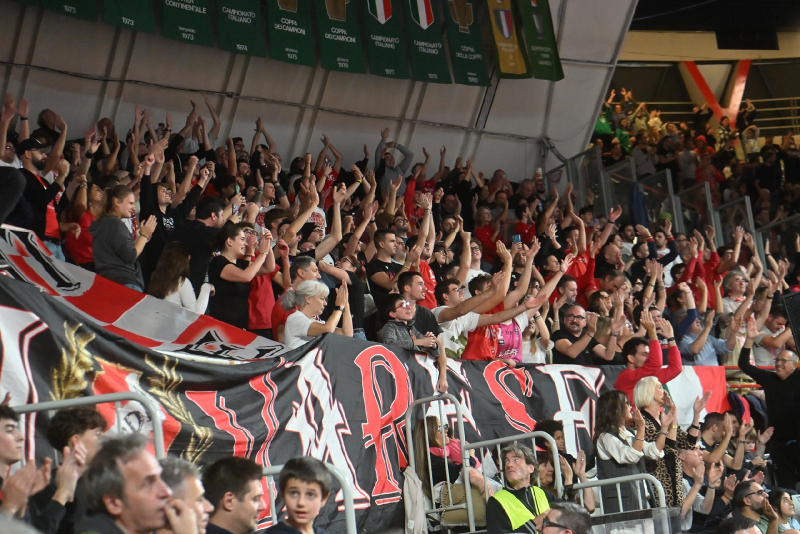 VARESE. BASKET LBA. OPENJOBMETIS VARESE-VIRTUS SEGAFREDO BOLOGNA NELLA FOTO CURVA ESULTANTE