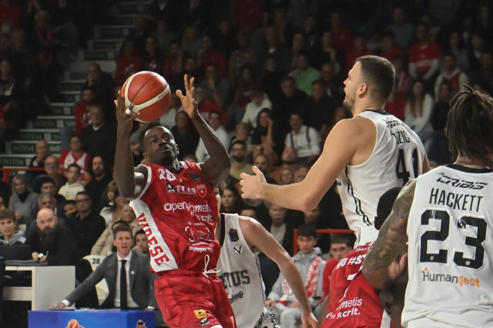 VARESE. BASKET LBA. OPENJOBMETIS VARESE-VIRTUS SEGAFREDO BOLOGNA NELLA FOTO FALL