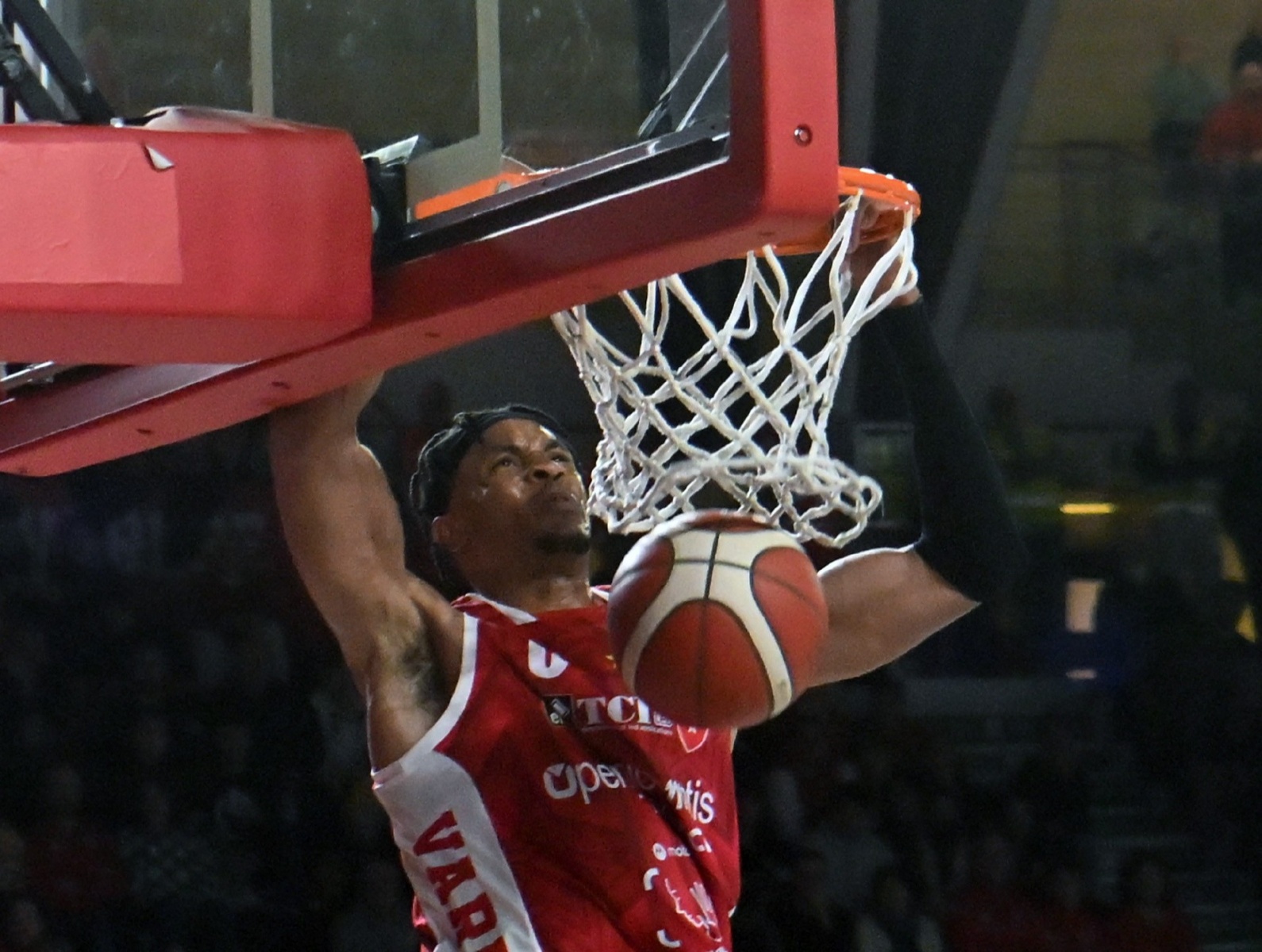 VARESE. BASKET LBA. OPENJOBMETIS VARESE-VIRTUS SEGAFREDO BOLOGNA NELLA FOTO AKOBUNDU