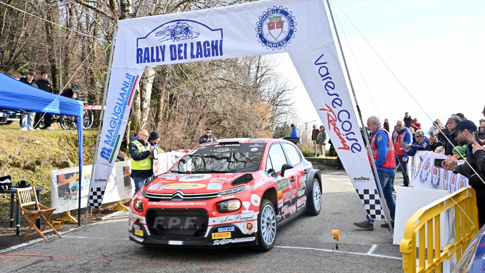 MACCAGNO. 33� RALLY DEI LAGHI. NELLA FOTO PARTENZA PARTENZA PS1 CAMPAGNANO AUTO N�1 CRUGNOLA SASSI