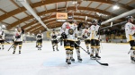 VARESE. HOCKEY IHL. SEMIFINALE CAMPIONATO GARA 2. HCMV VARESE-KALTERN CALDARO EISHOCKEY NELLA FOTO FINALE GIOCATORI SALUTANO TIFOSI