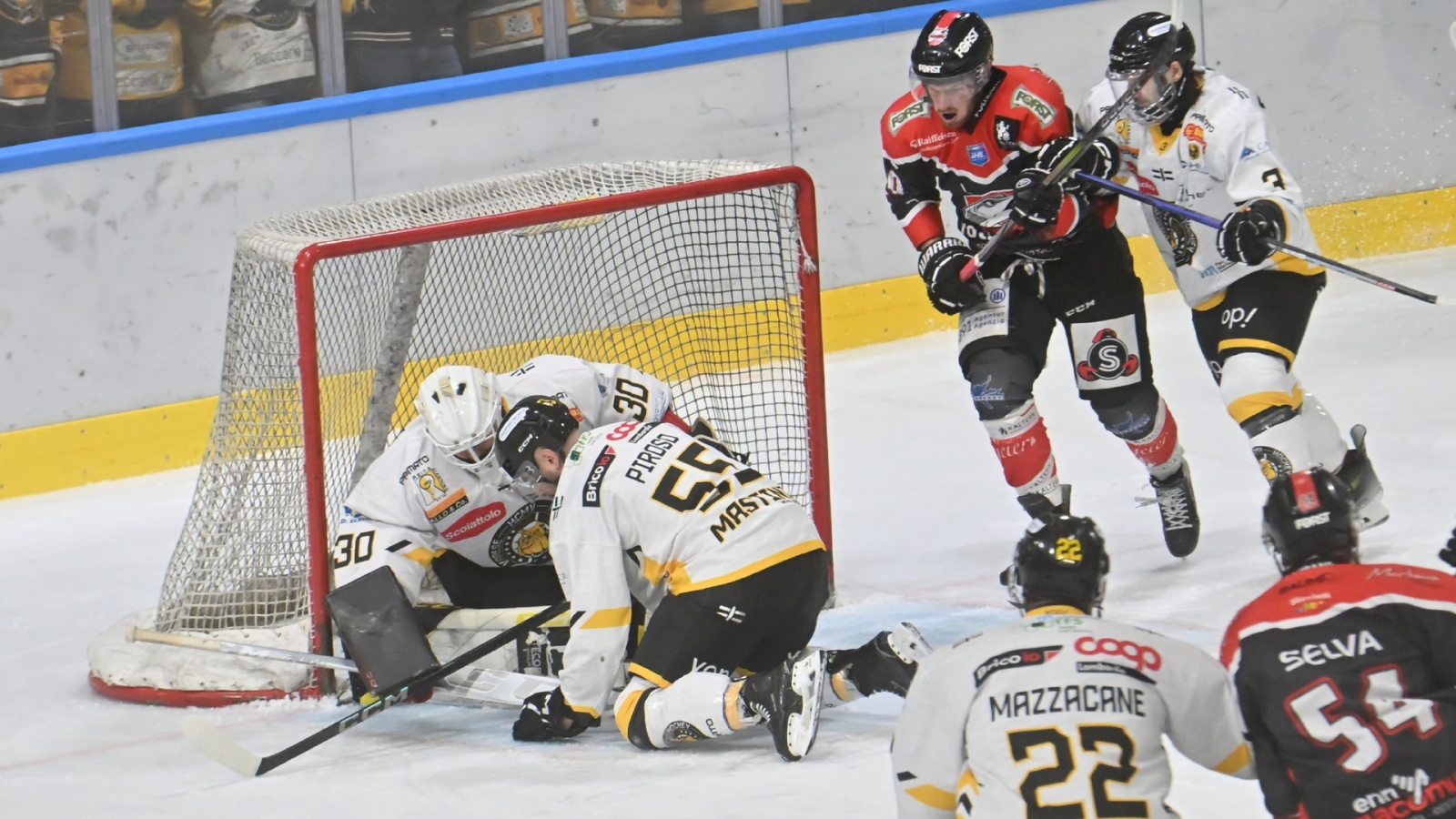 VARESE. HOCKEY IHL. SEMIFINALE CAMPIONATO GARA 2. HCMV VARESE-KALTERN CALDARO EISHOCKEY NELLA FOTO OHANDZHANYAN