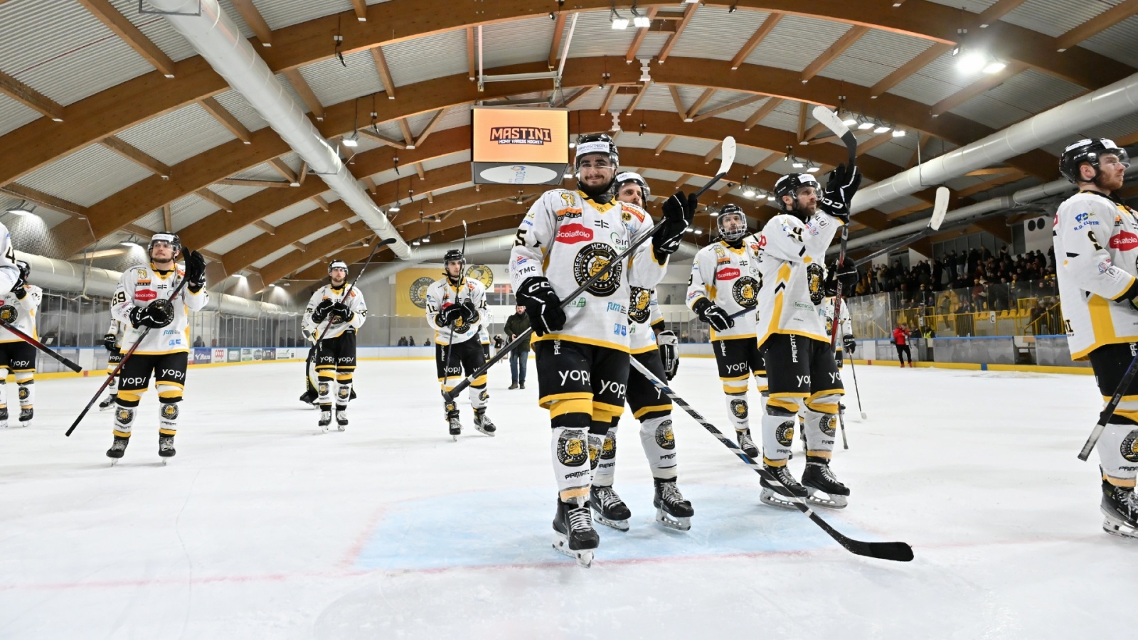 VARESE. HOCKEY IHL. SEMIFINALE CAMPIONATO GARA 2. HCMV VARESE-KALTERN CALDARO EISHOCKEY NELLA FOTO FINALE GIOCATORI SALUTANO TIFOSI