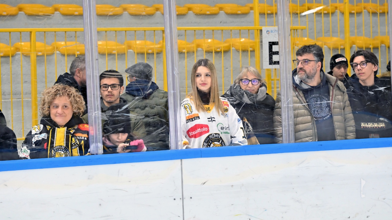 VARESE. HOCKEY IHL. SEMIFINALE CAMPIONATO GARA 2. HCMV VARESE-KALTERN CALDARO EISHOCKEY NELLA FOTO TIFOSI FINALE